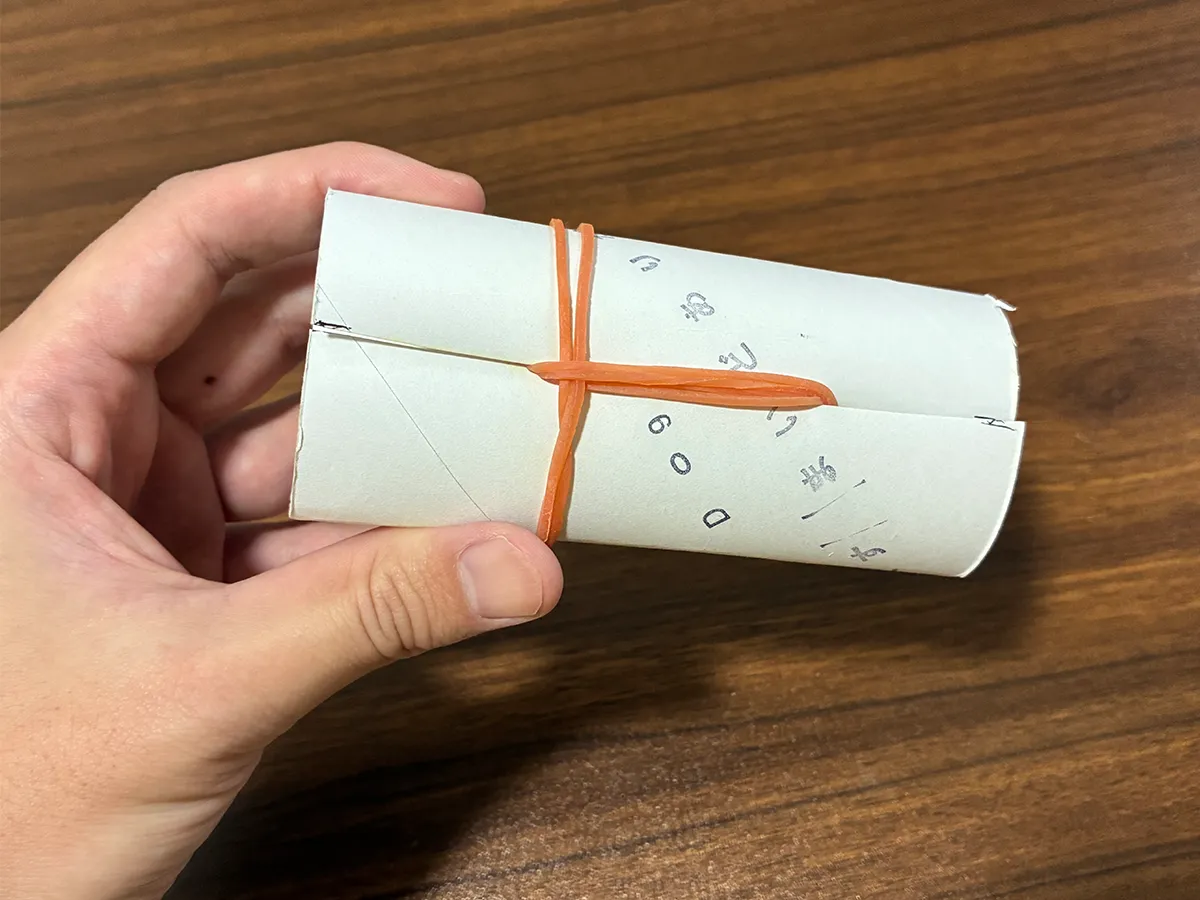 輪ゴムを交差させて6本はめたトイレットペーパーの芯（撮影：grapeライフハック編集部）