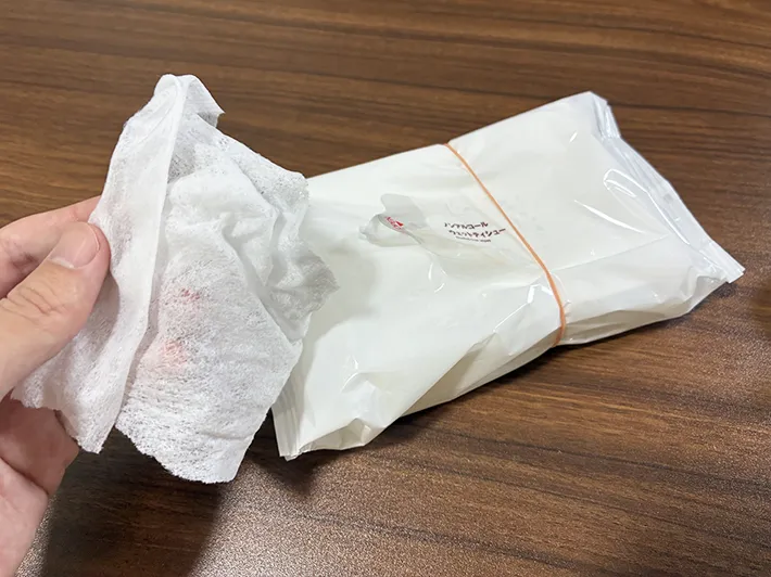 1枚だけ取り出したウェットシート（撮影：grapeライフハック編集部）