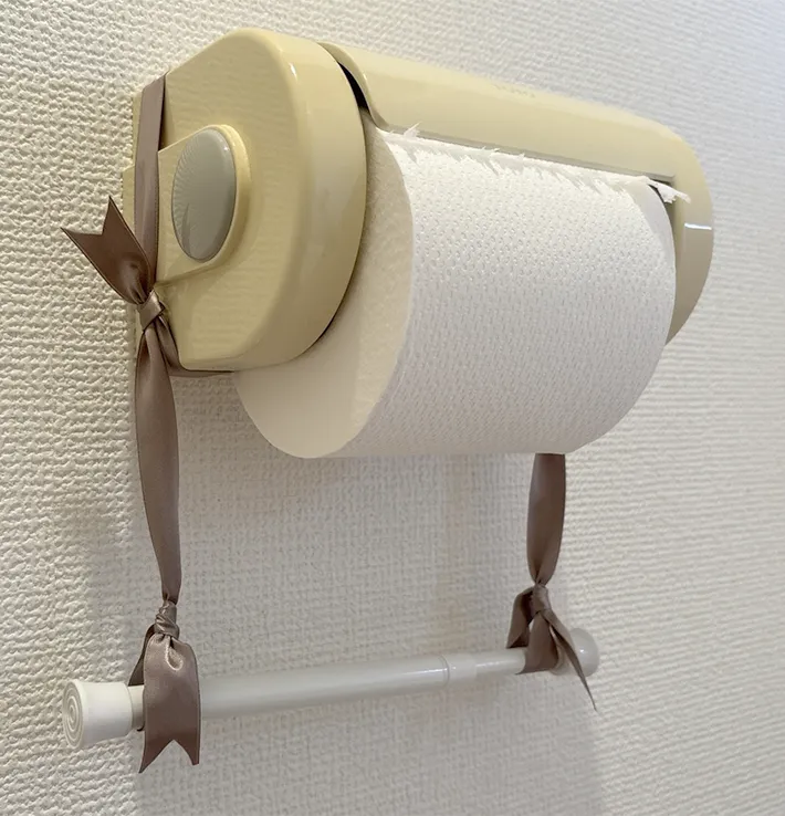 トイレットペーパーとつっぱり棒の写真（撮影：grapeライフハック編集部）