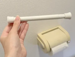 つっぱり棒とトイレットペーパーホルダーの写真（撮影：grapeライフハック編集部）