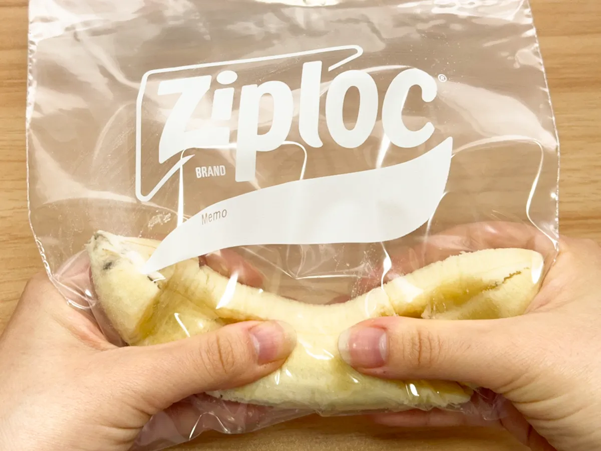 バナナをつぶす（撮影：grapeフード編集部）