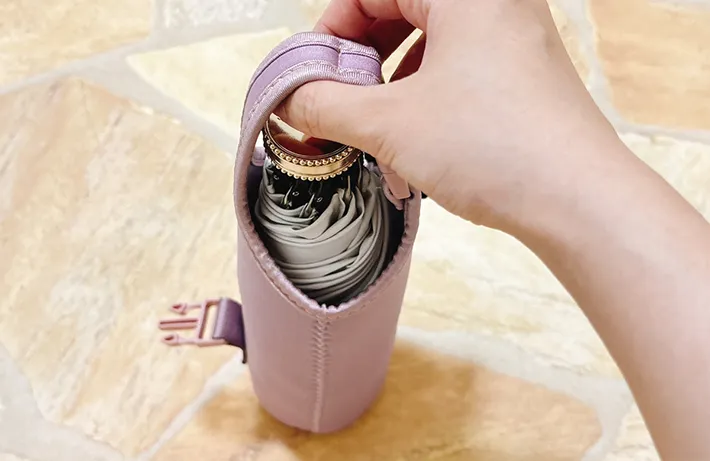 ペットボトルカバーに傘を入れる写真（撮影：grapeライフハック編集部）