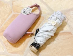 傘とペットボトルカバーの写真（撮影：grapeライフハック編集部）