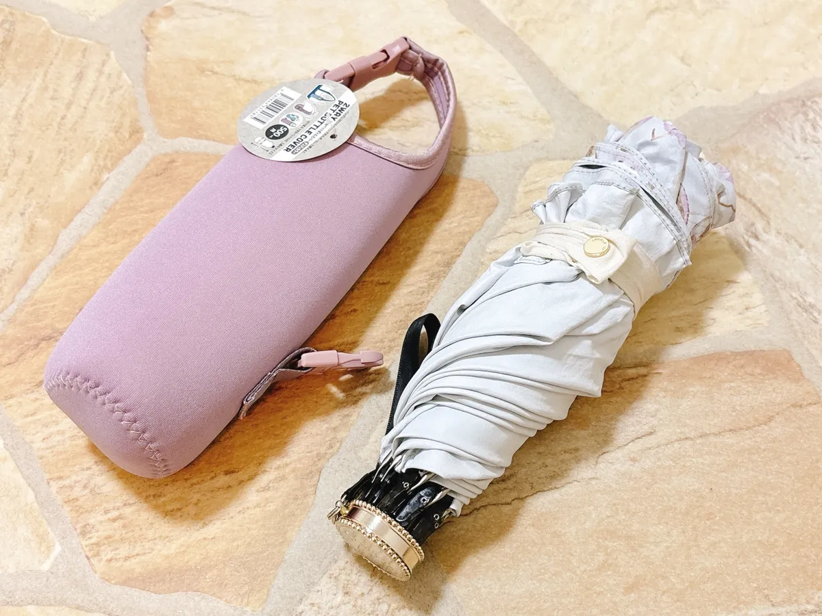 傘とペットボトルカバーの写真(撮影:grapeライフハック編集部)