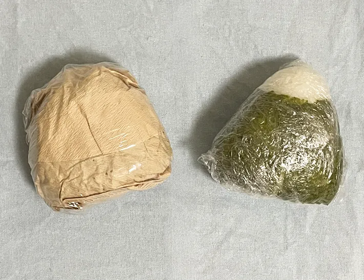 ラップだけで包んだおにぎりと、ペーパーフィルターで包んだおにぎりの写真（撮影：grapeフード編集部）