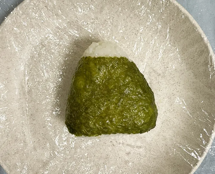 ラップだけで包んでいたおにぎりの写真（撮影：grapeフード編集部）