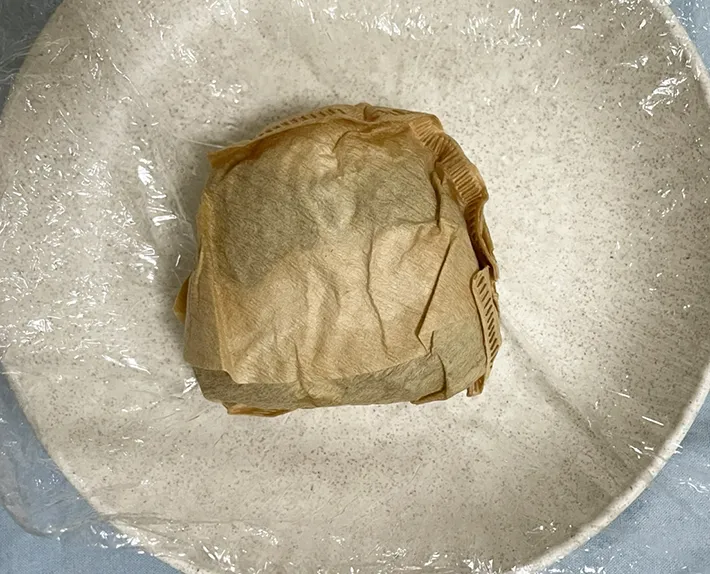 ペーパーフィルターで包んだおにぎりの写真（撮影：grapeフード編集部）
