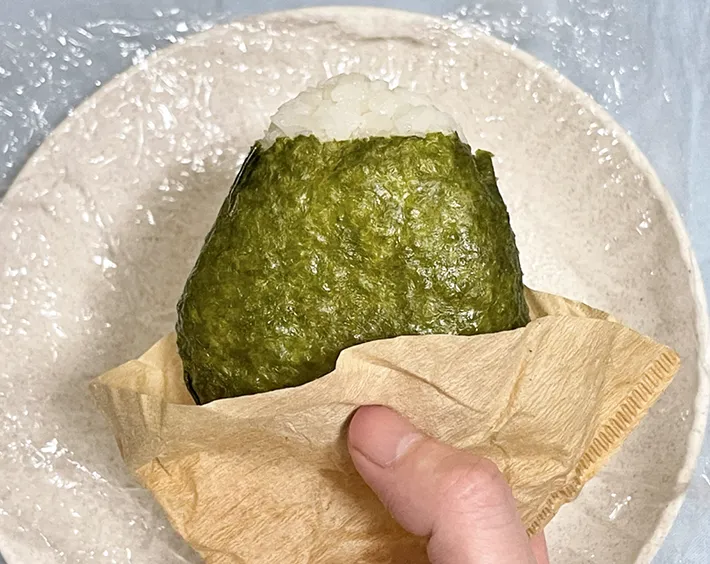 ペーパーフィルターで包んでいたおにぎりの写真（撮影：grapeフード編集部）