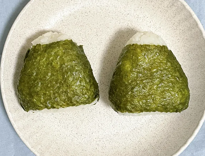 おにぎり2個を並べた写真（撮影：grapeフード編集部）