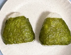 おにぎり2個を並べた写真（撮影：grapeフード編集部）