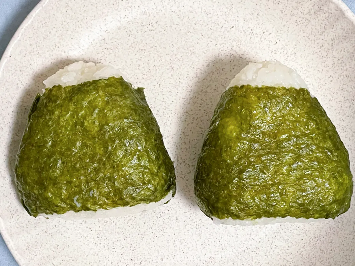 おにぎり2個を並べた写真（撮影：grapeフード編集部）