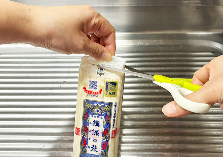 そうめん袋の開け方解説写真（撮影：grapeライフハック編集部）