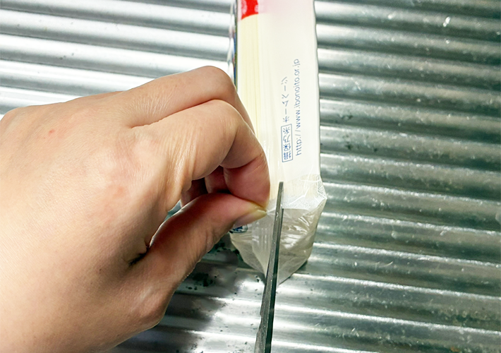 そうめん袋の開け方解説写真（撮影：grapeライフハック編集部）