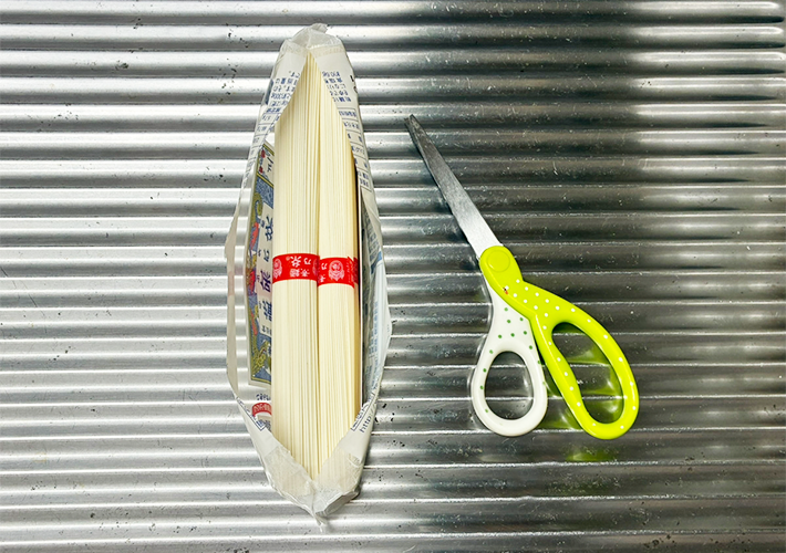 そうめん袋の開け方解説写真（撮影：grapeライフハック編集部）