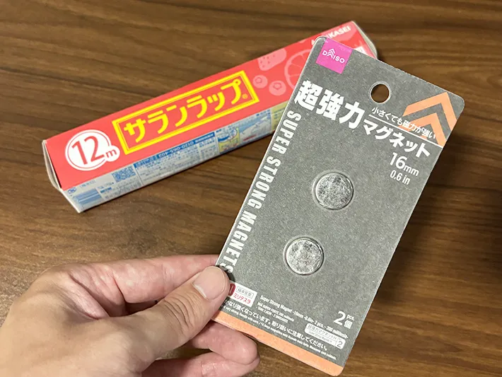 手で持つマグネットと、机に置かれたラップ（撮影：grapeライフハック編集部）