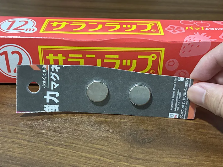 パッケージカット後のマグネットと、机に置かれたラップ（撮影：grapeライフハック編集部）