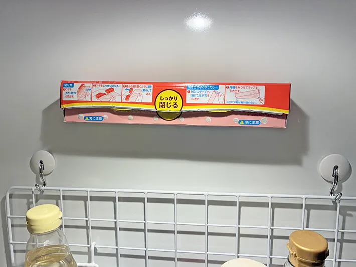 キッチンの壁にマグネットで貼りつけたラップ（撮影：grapeライフハック編集部）
