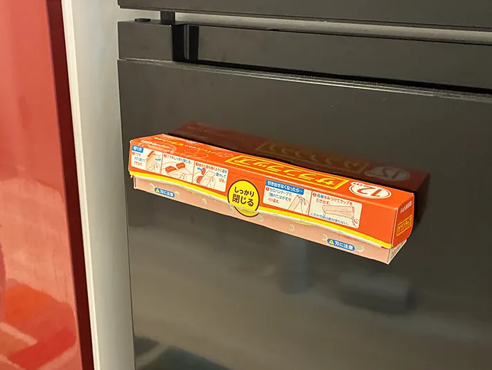 冷蔵庫にマグネットで貼りつけたラップ（撮影：grapeライフハック編集部）