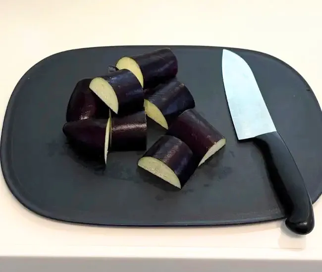 切ったナス（撮影：grapeフード編集部）