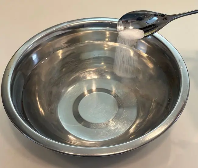 塩水を作っている様子（撮影：grapeフード編集部）