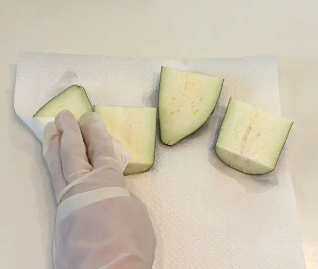 ナスの水気を拭き取る様子（撮影：grapeフード編集部）