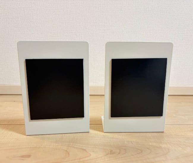 ブックエンドにマグネットを貼った様子（撮影：grapeライフハック編集部）
