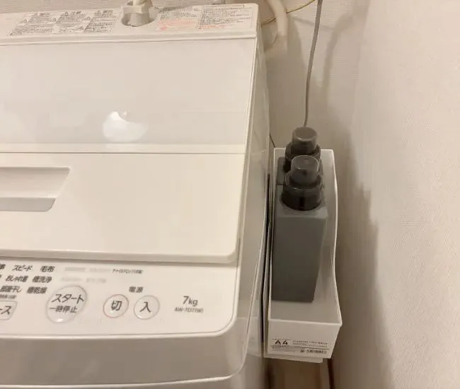 ブックエンドを設置した様子（撮影：grapeライフハック編集部）