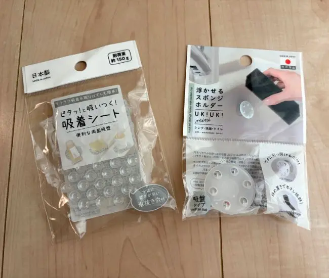 『吸着シート』と『浮かせるスポンジホルダー』（撮影：grapeライフハック編集部）