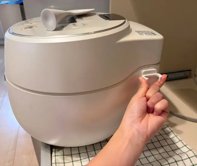 炊飯器に設置している様子（撮影：grapeライフハック編集部）