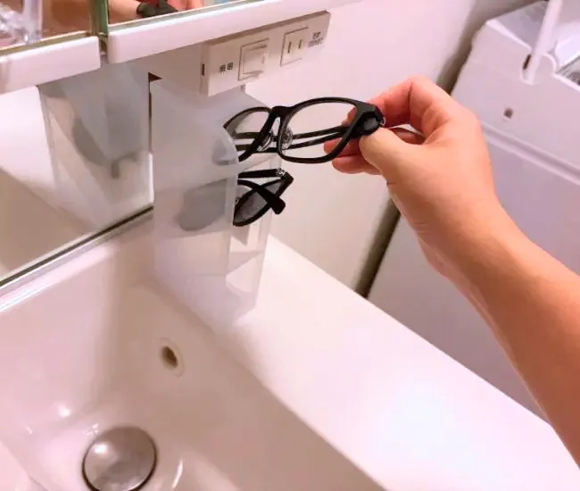 メガネを入れる様子（撮影：grapeライフハック編集部）