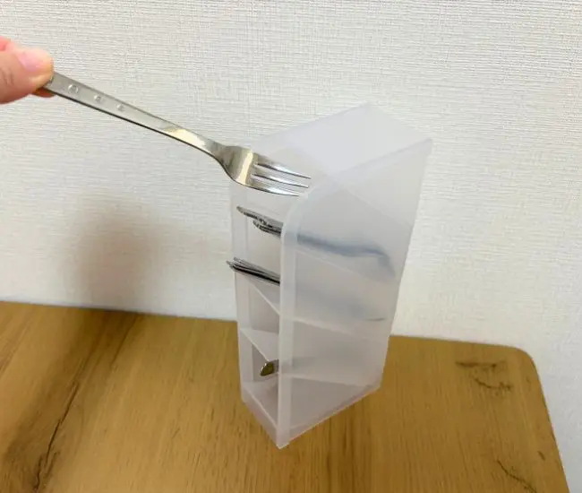 カトラリーを入れている様子（撮影：grapeライフハック編集部）