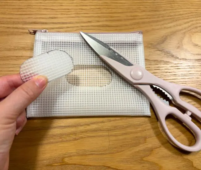 取り出し口をカットした様子（撮影：grapeライフハック編集部）