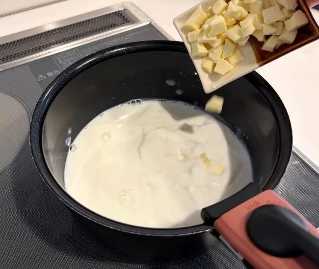 チーズを加える（撮影：grapeフード編集部）