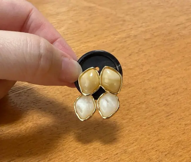 穴にピアスを通した様子（撮影：grapeライフハック編集部）