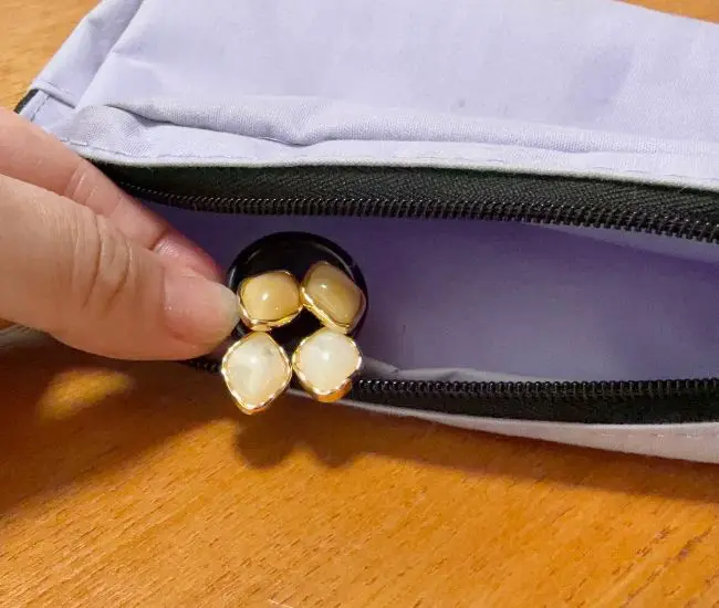 ポーチに入れる様子（撮影：grapeライフハック編集部）