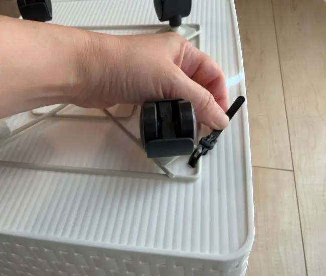 結束バンドで固定する様子（撮影：grapeライフハック編集部）
