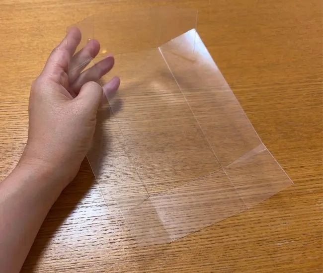クリアファイルを折り曲げている様子（撮影：grapeライフハック編集部）