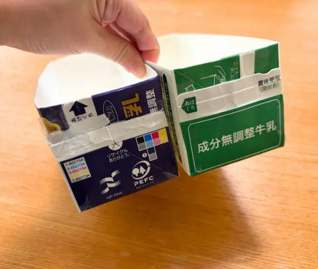 飲み口をテープでとめる（撮影：grapeライフハック編集部）