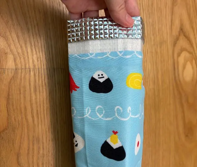 保冷シートの口を折り返す（撮影：grapeライフハック編集部）
