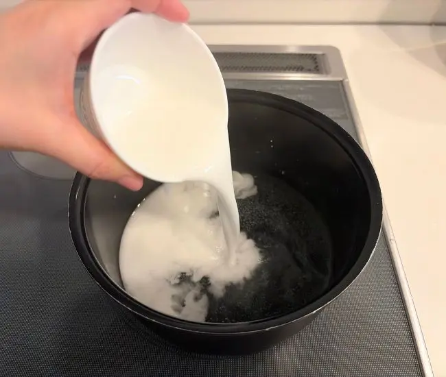 片栗粉を加えている様子（撮影：grapeライフハック編集部）