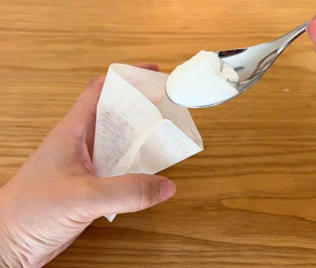 重曹を入れている様子（撮影：grapeライフハック編集部）
