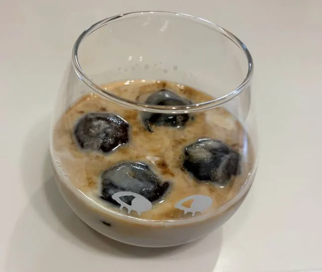 牛乳を入れた様子（撮影：grapeフード編集部）