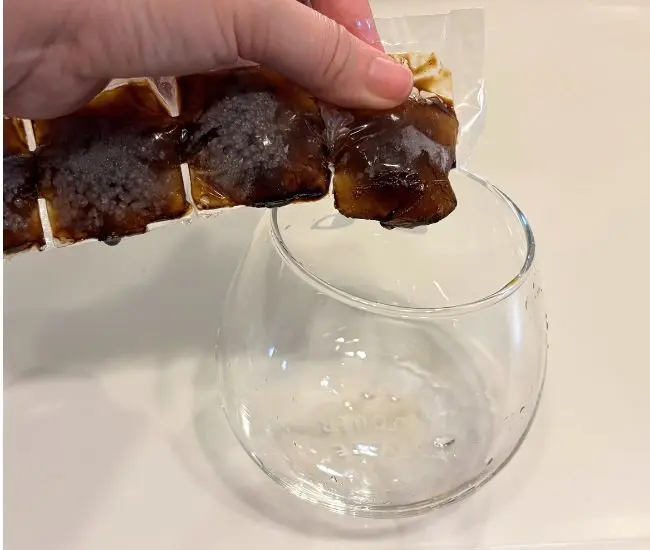 指で押し出す様子（撮影：grapeフード編集部）