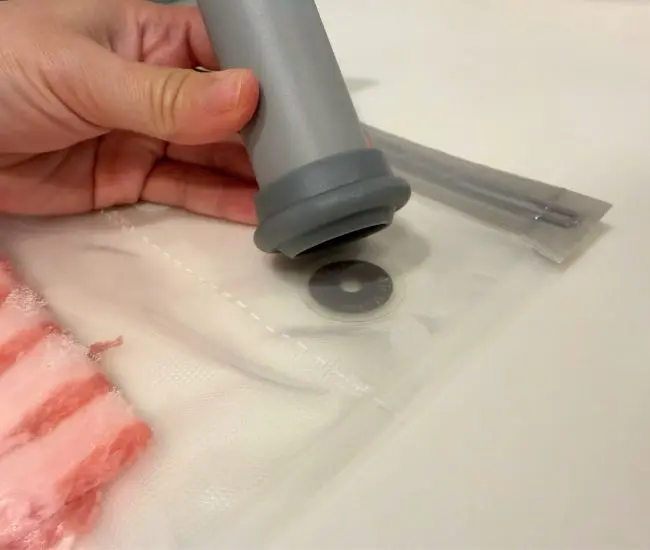 空気穴に真空ポンプを密着させる（撮影：grapeライフハック編集部）
