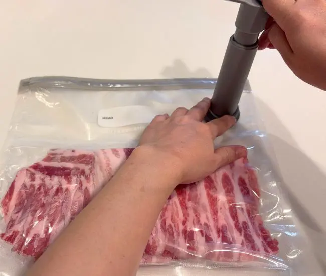 空気を抜く（撮影：grapeライフハック編集部）
