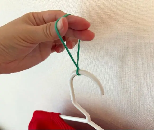 フックに輪ゴムをかけた様子（撮影：grapeライフハック編集部）