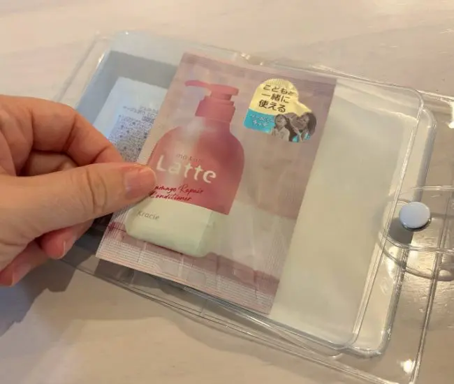 サンプルを入れる様子（撮影：grapeライフハック編集部）