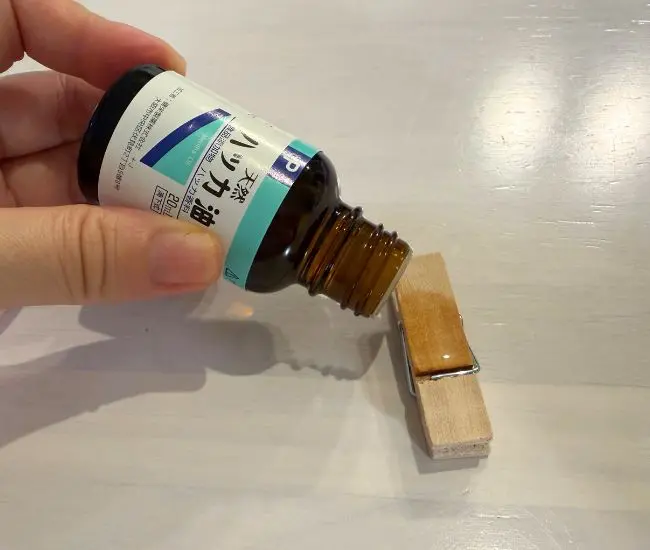 ハッカ油を垂らしている様子（撮影：grapeライフハック編集部）