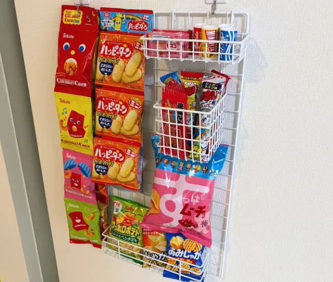 完成したお菓子収納（撮影：grapeライフハック編集部）