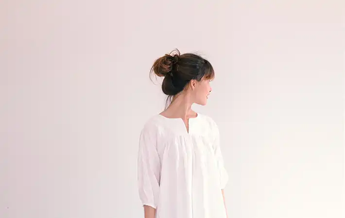 白い服を着る女性の写真